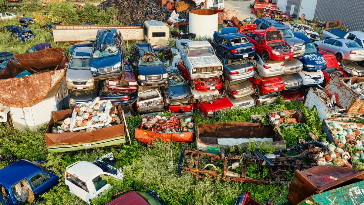 Centre de recyclage automobile vu du ciel